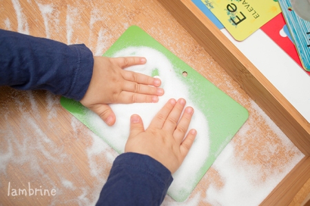 Montessori soolakandik tähtede harjutamine